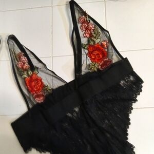 NWOT BACKLESS LACE BODYSUIT